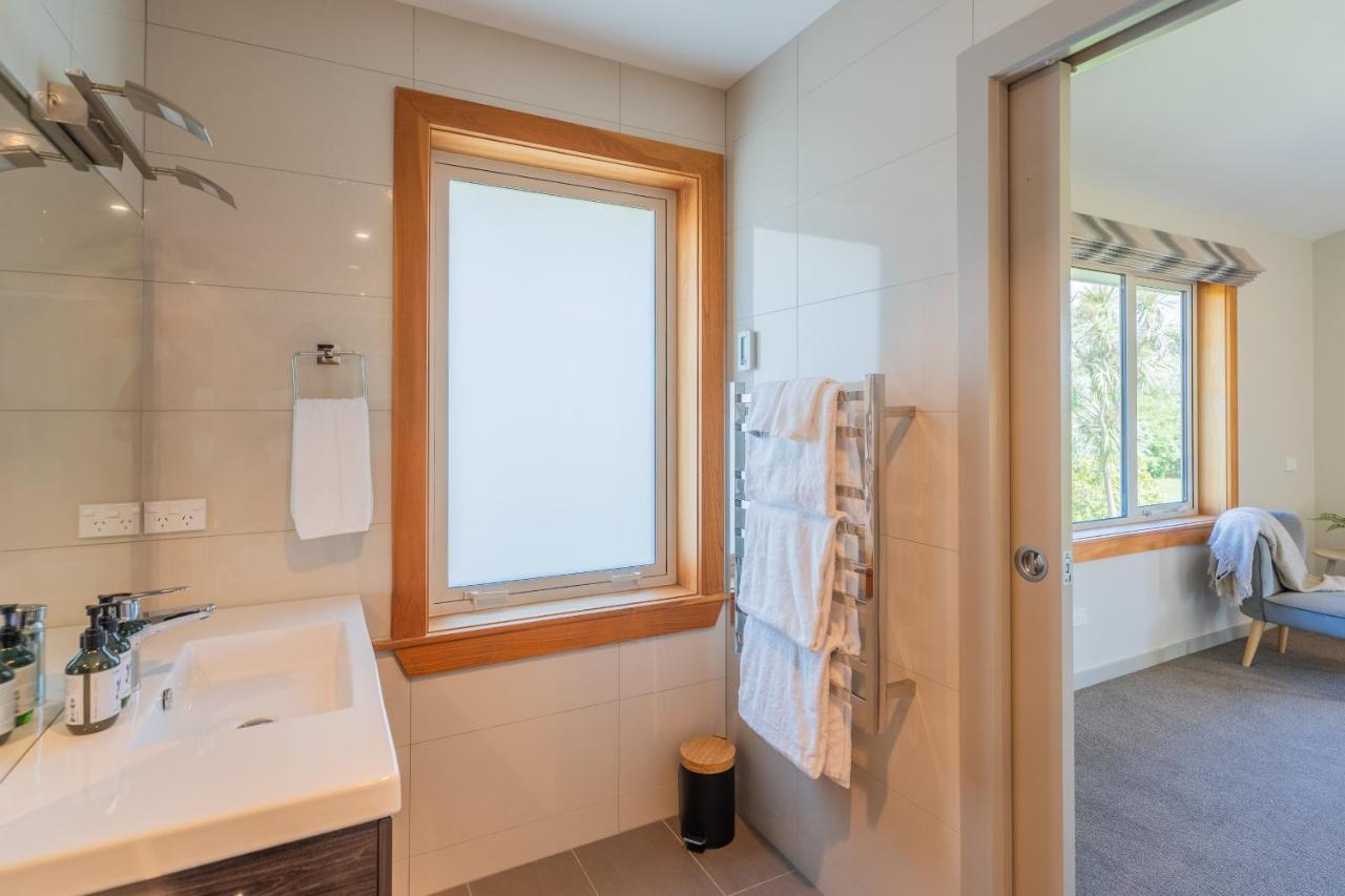 Anam Cara Gardens Luxury Villa Private Bedrooms And Ensuite Bathrooms Sleeps 9 Otaki Экстерьер фото