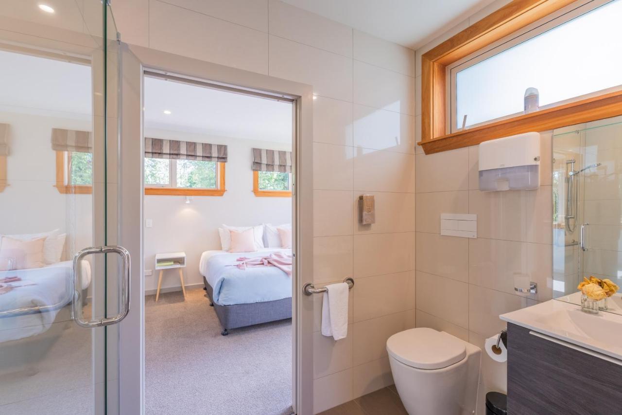 Anam Cara Gardens Luxury Villa Private Bedrooms And Ensuite Bathrooms Sleeps 9 Otaki Экстерьер фото