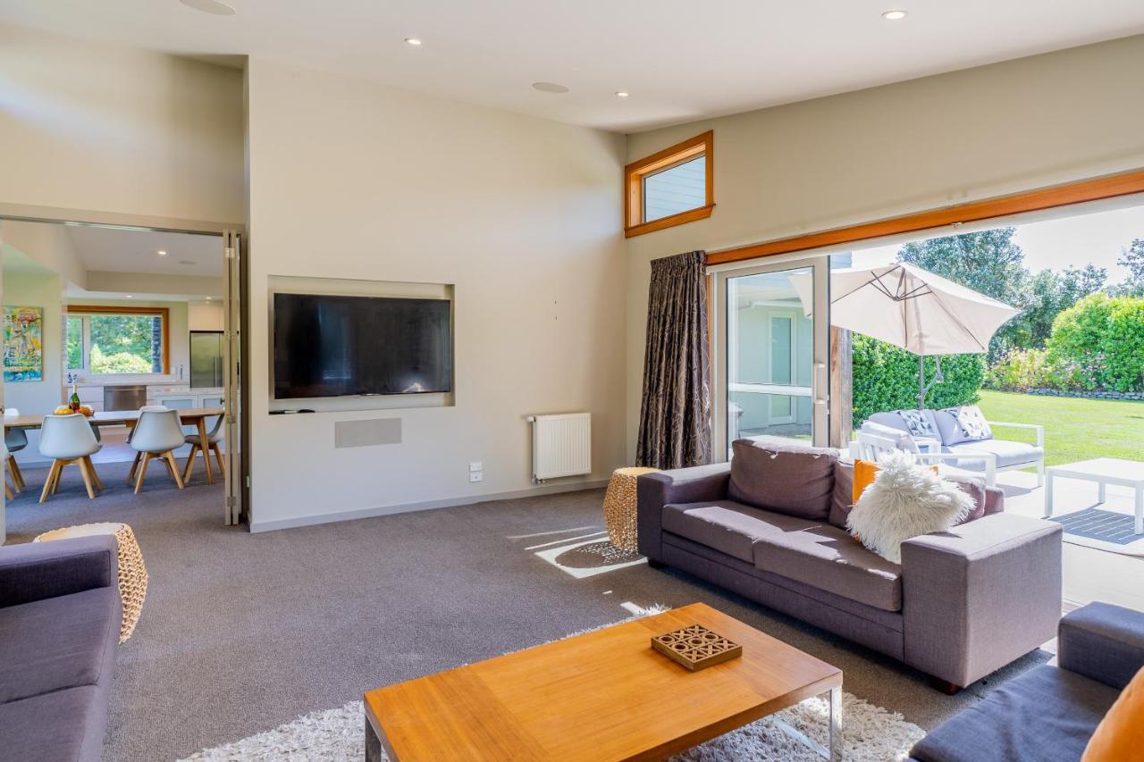 Anam Cara Gardens Luxury Villa Private Bedrooms And Ensuite Bathrooms Sleeps 9 Otaki Экстерьер фото