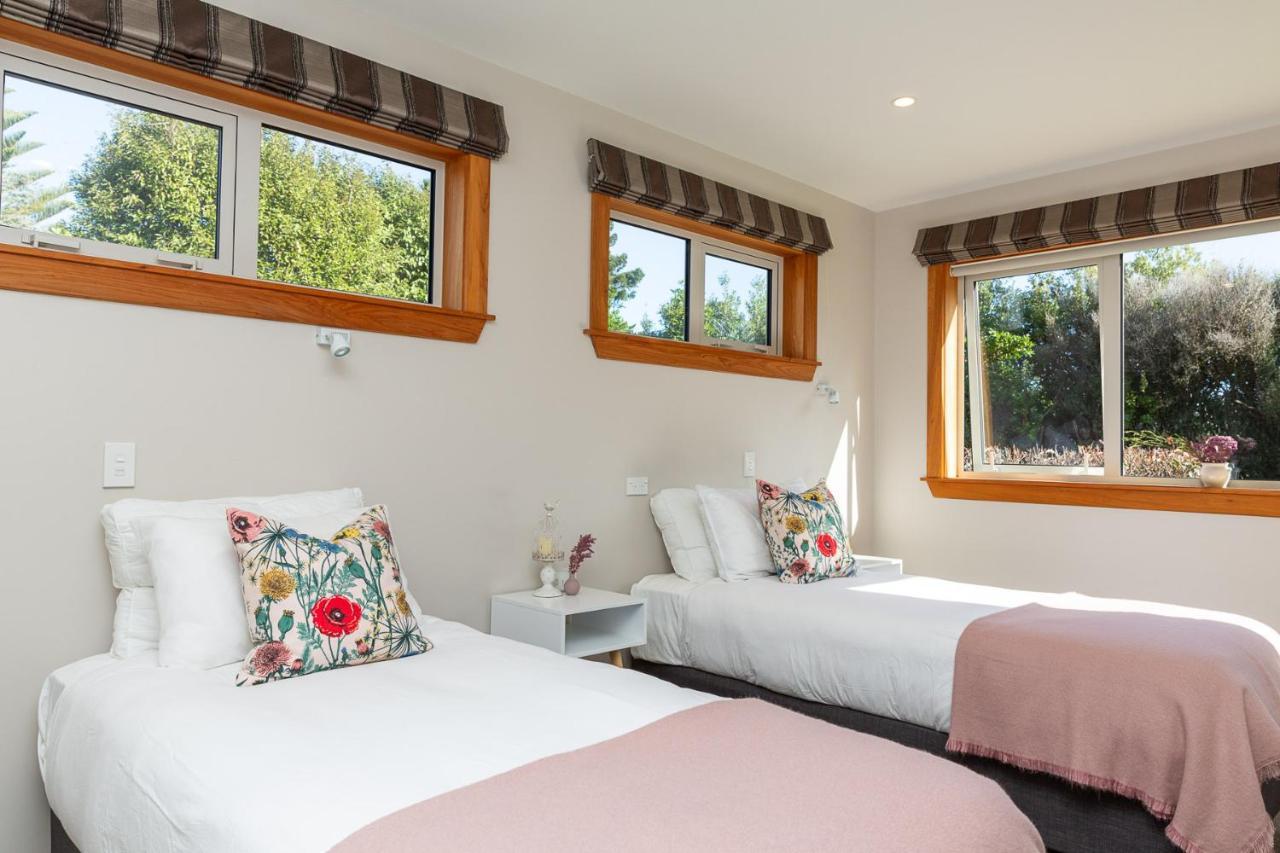 Anam Cara Gardens Luxury Villa Private Bedrooms And Ensuite Bathrooms Sleeps 9 Otaki Экстерьер фото